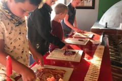 Kinder-machen-pizza-1